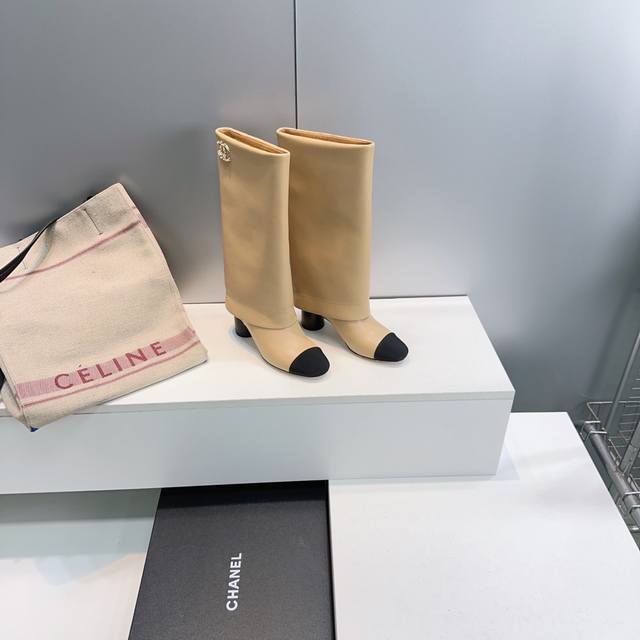 高品质出厂 ！顶级品质Chanel香奈儿25Ss秋冬小香秋冬拼色链条粗跟圆头一脚蹬宽筒裤管靴长靴骑士靴！ 标志性的大链条设计，双C珍珠电绣Logo，把经典玩出花