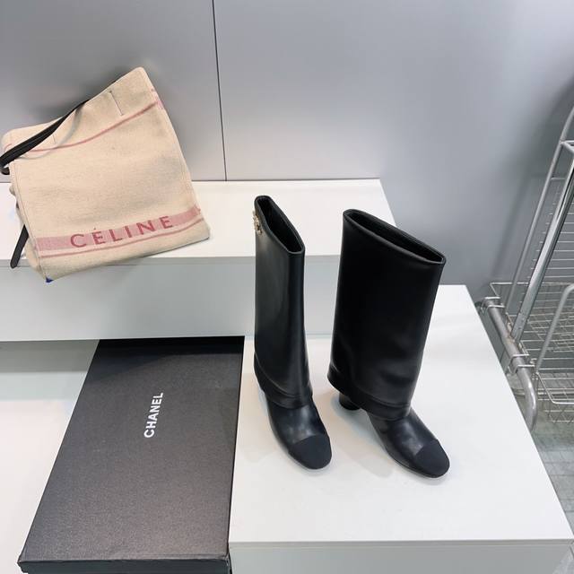 高品质出厂 ！顶级品质Chanel香奈儿25Ss秋冬小香秋冬拼色链条粗跟圆头一脚蹬宽筒裤管靴长靴骑士靴！ 标志性的大链条设计，双C珍珠电绣Logo，把经典玩出花