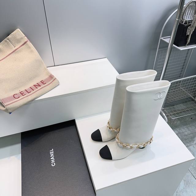 高品质出厂 ！顶级品质Chanel香奈儿25Ss秋冬小香秋冬拼色链条粗跟圆头一脚蹬宽筒裤管靴长靴骑士靴！ 标志性的大链条设计，双C珍珠电绣Logo，把经典玩出花