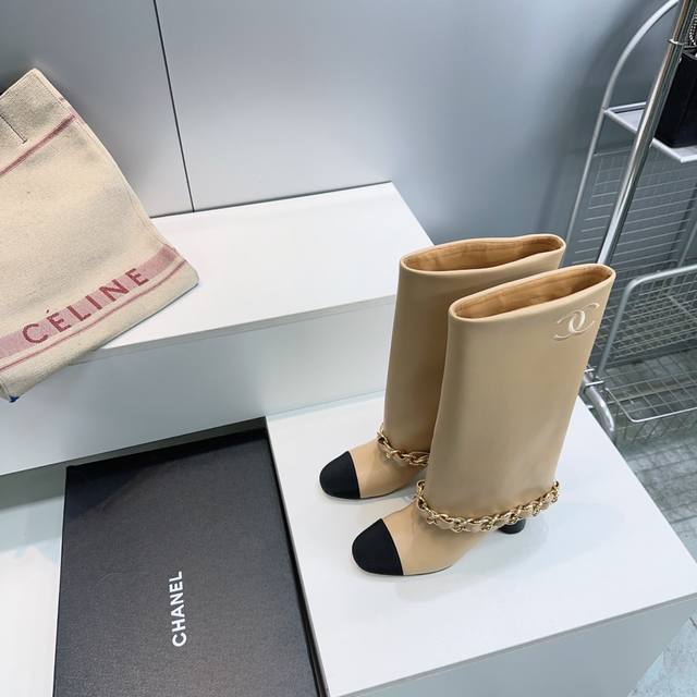 高品质出厂 ！顶级品质Chanel香奈儿25Ss秋冬小香秋冬拼色链条粗跟圆头一脚蹬宽筒裤管靴长靴骑士靴！ 标志性的大链条设计，双C珍珠电绣Logo，把经典玩出花