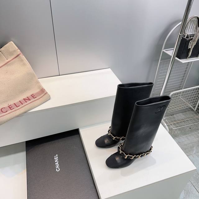高品质出厂 ！顶级品质Chanel香奈儿25Ss秋冬小香秋冬拼色链条粗跟圆头一脚蹬宽筒裤管靴长靴骑士靴！ 标志性的大链条设计，双C珍珠电绣Logo，把经典玩出花