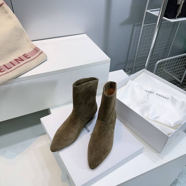 高品质出厂 ！顶级品质Isabel Marant 伊莎贝25Ss秋冬简易尖头一脚蹬短靴！满满家族风格的一款经典女款拼接中短靴标准的欧美风格代表一个用极简风格来陈