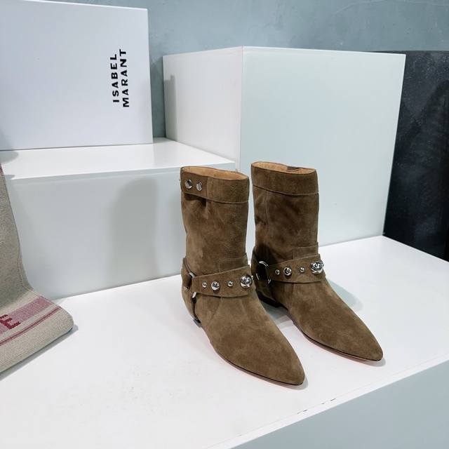 高品质出厂 ！顶级品质Isabel Marant 伊莎贝尔25Ss秋冬五金扣简易尖头一脚蹬短靴！满满家族风格的一款经典女款拼接中短靴标准的欧美风格代表一个用极简