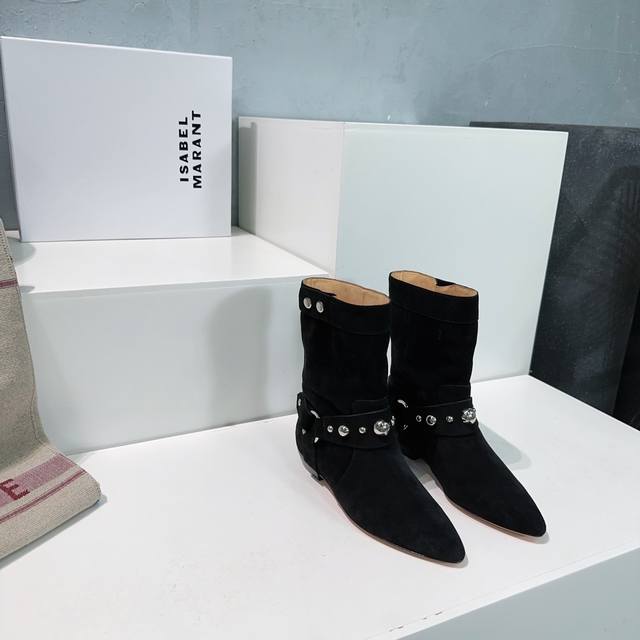 高品质出厂 ！顶级品质Isabel Marant 伊莎贝尔25Ss秋冬五金扣简易尖头一脚蹬短靴！满满家族风格的一款经典女款拼接中短靴标准的欧美风格代表一个用极简