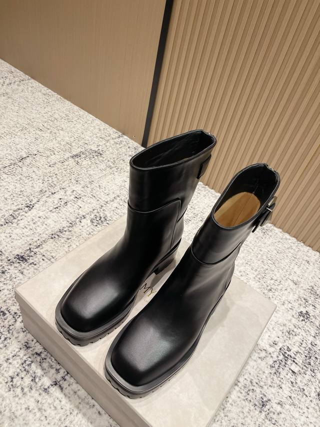 顶级版本： Jimmy Choo 吉米周 秋冬复古 后拉链 厚底 布鲁克林靴 Jimmy Choo在意大利制作的“布鲁克林”靴子提升你的鞋类系列。这些柔软的黑色