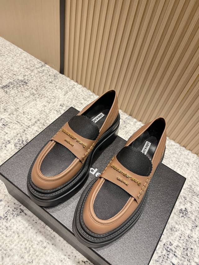 顶级版本： Alexande* Wang Aw Carter亚历山大王防水台松糕厚底乐福鞋 一脚蹬乐福鞋 Jennie 大王这双厚底乐福鞋好绝 Jennie近日