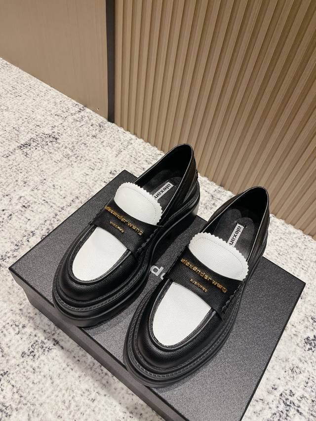 顶级版本： Alexande* Wang Aw Carter亚历山大王防水台松糕厚底乐福鞋 一脚蹬乐福鞋 Jennie 大王这双厚底乐福鞋好绝 Jennie近日