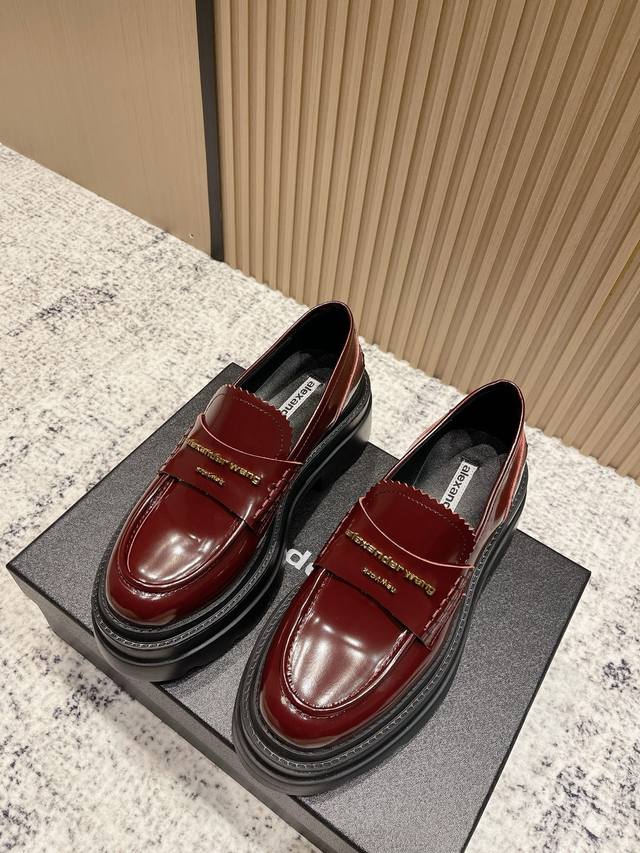 顶级版本： Alexande* Wang Aw Carter亚历山大王防水台松糕厚底乐福鞋 一脚蹬乐福鞋 Jennie 大王这双厚底乐福鞋好绝 Jennie近日