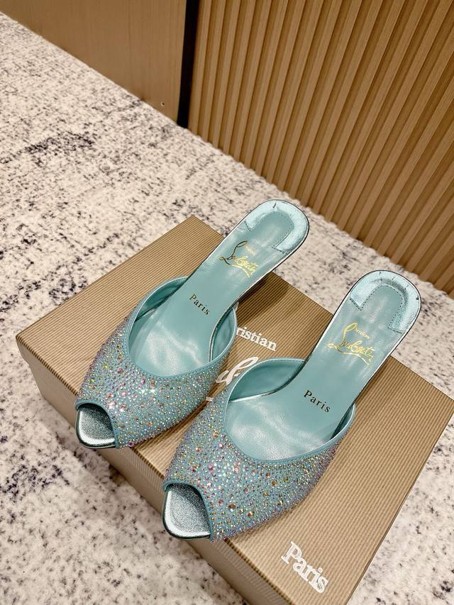 顶级版： Christian Louboutin 2025S原版做货重工Cl经典满钻鱼嘴高跟拖鞋～ 鞋面：两千多颗超闪水钻装饰鞋面，鱼嘴露趾的鞋头设计，调皮中带