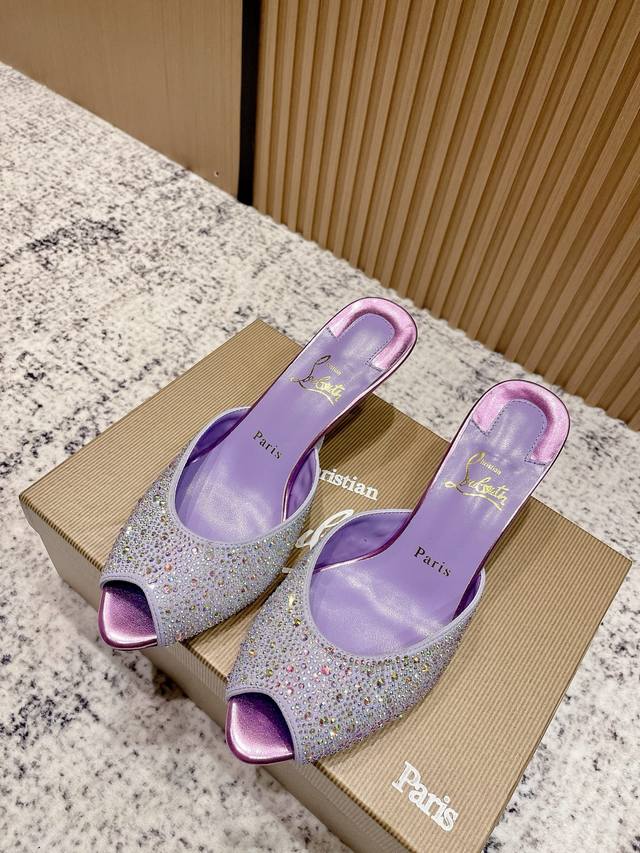 顶级版： Christian Louboutin 2025S原版做货重工Cl经典满钻鱼嘴高跟拖鞋～ 鞋面：两千多颗超闪水钻装饰鞋面，鱼嘴露趾的鞋头设计，调皮中带