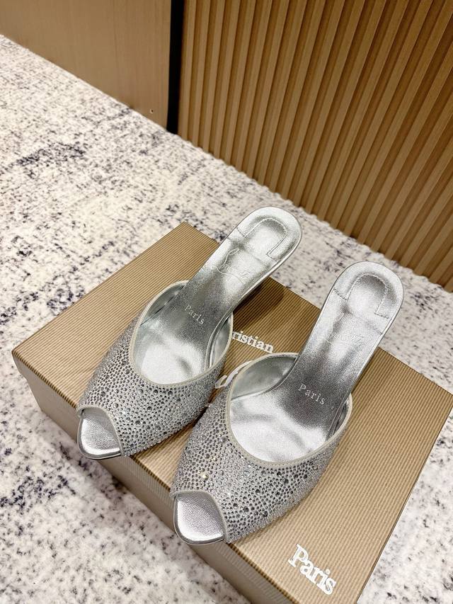顶级版： Christian Louboutin 2025S原版做货重工Cl经典满钻鱼嘴高跟拖鞋～ 鞋面：两千多颗超闪水钻装饰鞋面，鱼嘴露趾的鞋头设计，调皮中带
