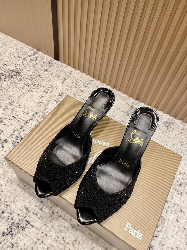 顶级版： Christian Louboutin 2025S原版做货重工Cl经典满钻鱼嘴高跟拖鞋～ 鞋面：两千多颗超闪水钻装饰鞋面，鱼嘴露趾的鞋头设计，调皮中带