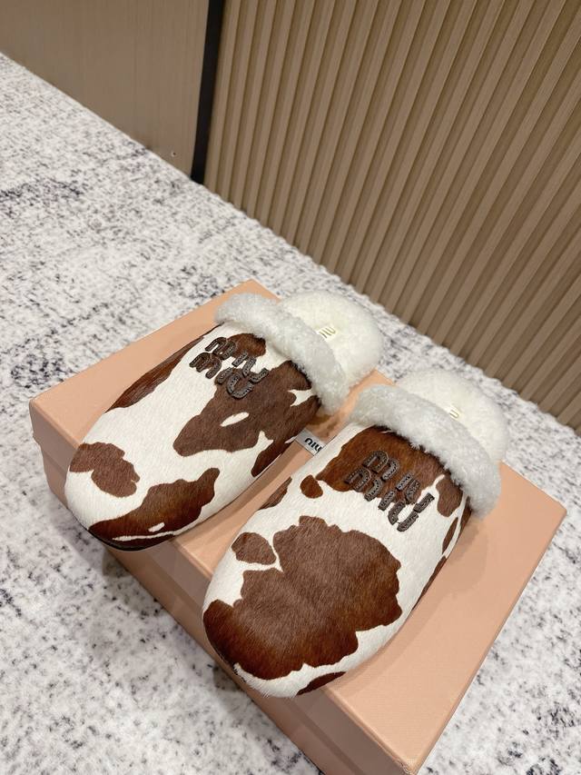代购级 ｜缪缪Miumiu2025S新款毛拖系列 百搭时髦单品！不管居家还是外穿都是品味的象征性！ 秋冬搭配袜子 那更是太绝太绝了 面料：定制原版牛皮 马毛 内
