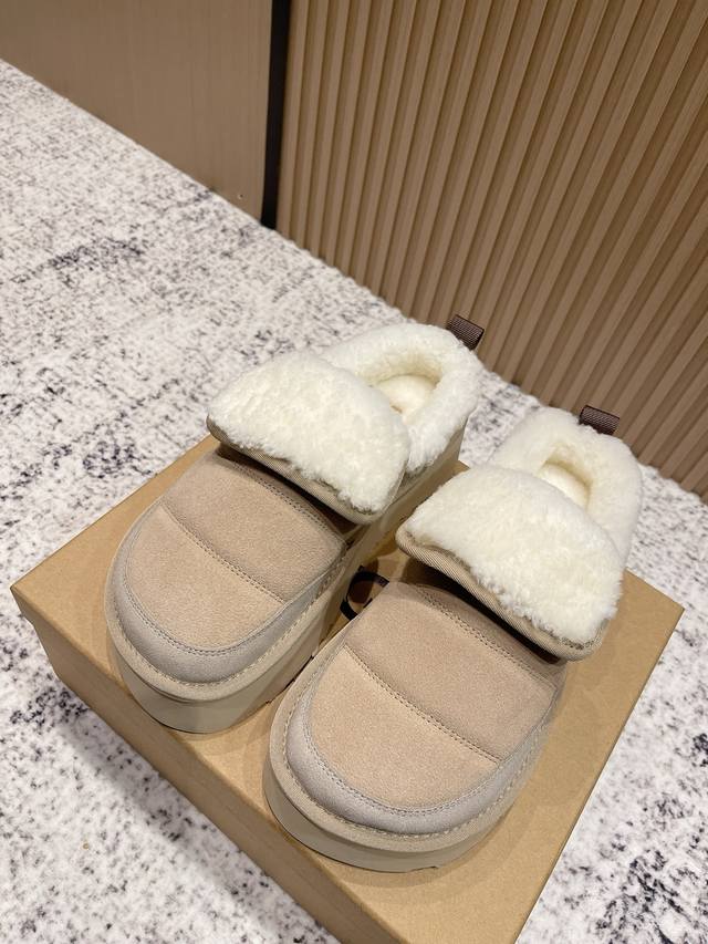 顶级版本： Ugg秋冬新款包头拖鞋棉鞋厚底休闲毛拖 作为的领军品牌，这双新款同样延续了其一贯的舒适理念，穿在脚上轻盈自在，仿佛踩在了云朵上一般。而且，它的鞋底采