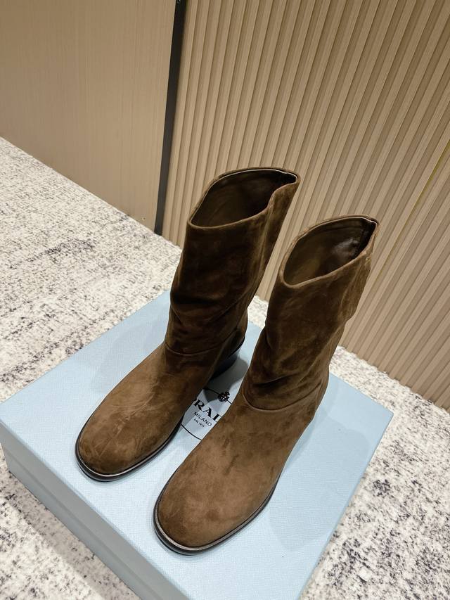 顶级版本： Prada 普拉达 25Ss秋冬新款 厚底 骑士靴 短靴 时尚厚底休闲长靴 ，独到味道，人人都爱也轻松驾驭 每年都会爆.还有就是百搭经典的鞋楦，足以