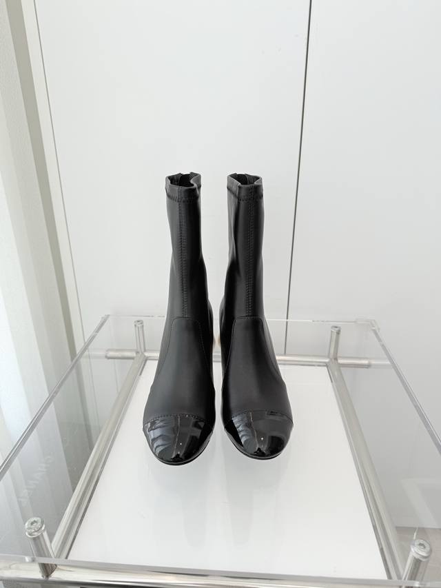 小香2025新款靴子 ～～～独家推荐，市场最高版～～～原版1：1定制， 面料：羊皮 内里：羊里 大底：皮底 跟高：6.5Cm 筒高：20Cm 码数：35-39