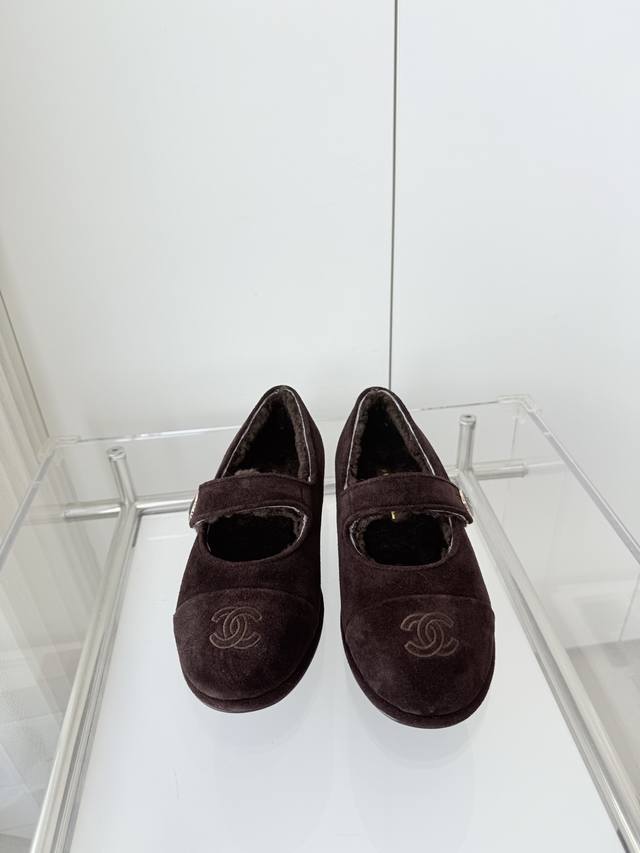 小香2025秋季新品 ～～～小香高跟凉鞋！同原版1：1复制！非市场普通版本。 面料：麂皮 内里：羊毛里 跟高：1Cm 码数：35-39 40定做不退换