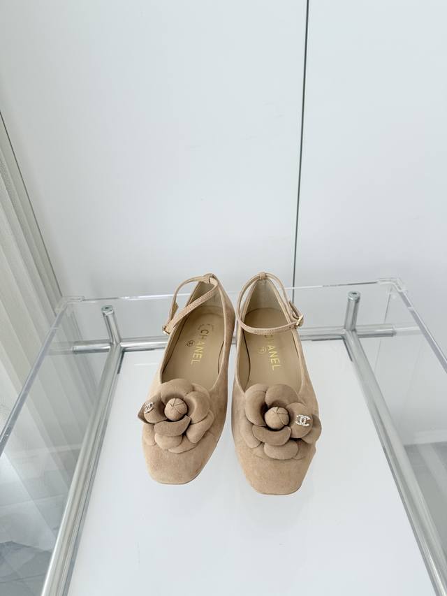 小香2025秋季新品 ～～～小香高跟凉鞋！同原版1：1复制！非市场普通版本。 面料：麂皮 内里：羊皮 跟高：1Cm 码数：35-39 40定做不退换