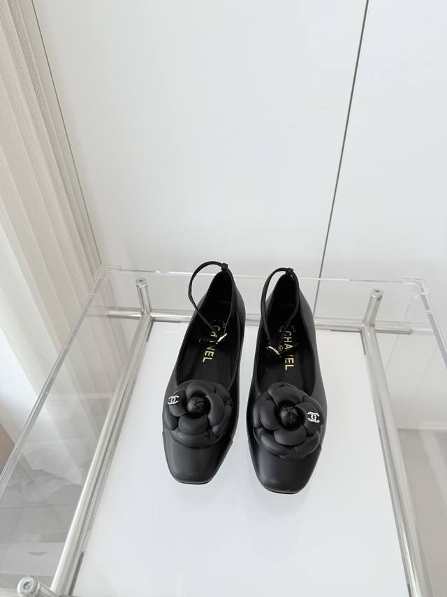 小香2025秋季新品 ～～～小香高跟凉鞋！同原版1：1复制！非市场普通版本。 面料：漆皮 内里：羊皮 跟高：1Cm 码数：35-39 40定做不退换