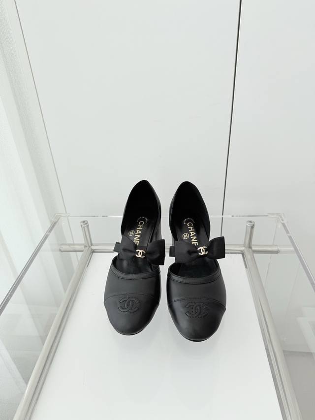 小香2025春季新品 ～～～小香新款！同原版1：1复制！非市场普通版本。 面料：羊皮 内里：羊皮 跟高：5.5Cm 大底：意大利皮底 码数：35-39 40定做