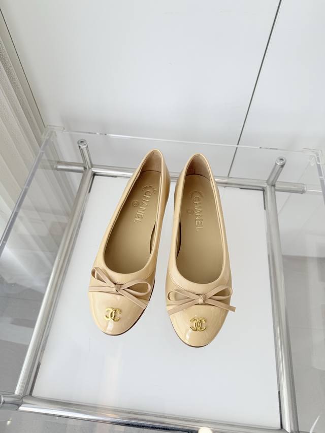 小香2025秋季新品 ～～～小香高跟凉鞋！同原版1：1复制！非市场普通版本。 面料：羊皮Or漆皮 内里：羊里 跟高：1.8Cm 码数：35-39 40定做不退换