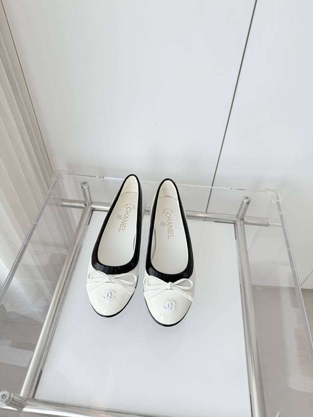 小香2025秋季新品 ～～～小香高跟凉鞋！同原版1：1复制！非市场普通版本。 面料：漆皮 内里：羊里 跟高：1.8Cm 码数：35-39 40定做不退换