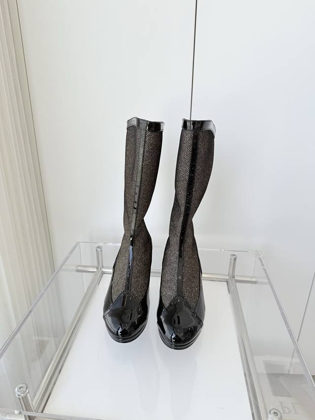 小香2025新款靴子 ～～～独家推荐，市场最高版～～～原版1：1定制， 面料：牛皮Or织物 内里：羊里 大底：皮底 跟高：5Cm 筒高：10寸 码数：35-39