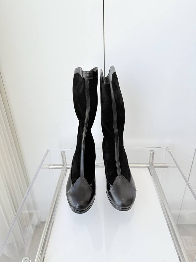 小香2025新款靴子 ～～～独家推荐，市场最高版～～～原版1：1定制， 面料：牛皮Or麂皮 内里：羊里 大底：皮底 跟高：5Cm 筒高：10寸 码数：35-39