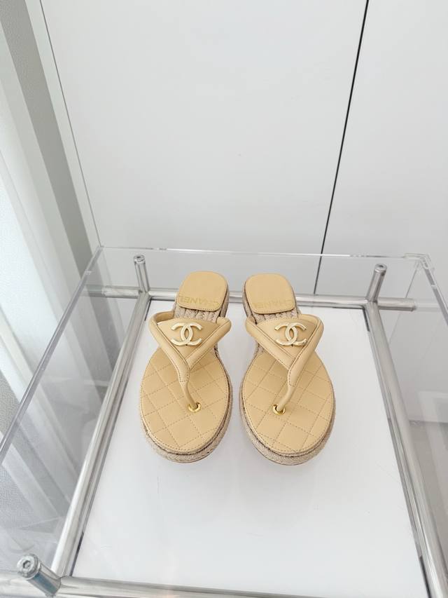 小香2025新品拖鞋 ～～～市场最高版～～～同原版1：1复制！非市场普通版本。 面料：麂皮 跟高：1Cm 大底：橡胶底 码数：35-39 40、定做不退换