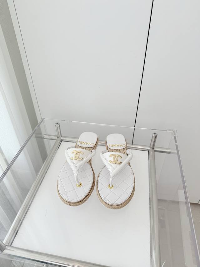 小香2025新品拖鞋 ～～～市场最高版～～～同原版1：1复制！非市场普通版本。 面料：麂皮 跟高：1Cm 大底：橡胶底 码数：35-39 40、定做不退换