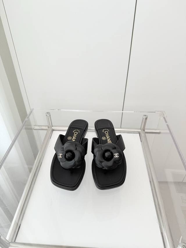 小香2025新品拖鞋 ～～～市场最高版～～～同原版1：1复制！非市场普通版本。 面料：织物 跟高：1Cm 大底：意大利皮底 码数：35-39 40、定做不退换