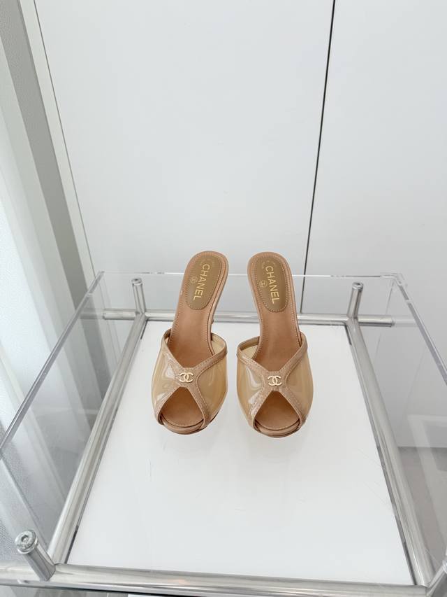 小香2025新品拖鞋 ～～～市场最高版～～～同原版1：1复制！非市场普通版本。 面料：漆皮 跟高：8.5Cm 大底：意大利皮底 码数：35-39 40、定做不退