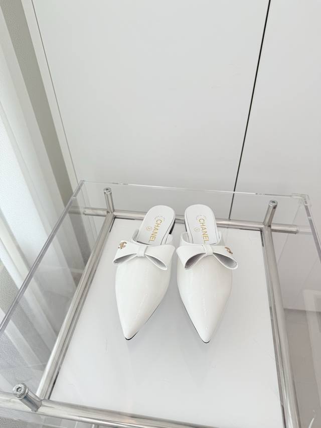 小香2025夏季新品 ～～～小香新款！同原版1：1复制！非市场普通版本。 面料：漆皮 内里：羊皮 跟高：1.8Cm 大底：意大利皮底 码数：35-39 40定做