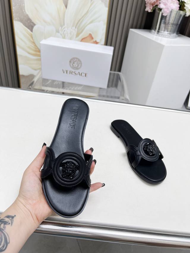 186一9 Versace 最新爆款 专柜原版鞋开模制作 原版五金扣开模 大牌明星最爱的奢侈品 面料：小牛皮 内里：羊皮 跟高8毫米 码数：35-43码。 44