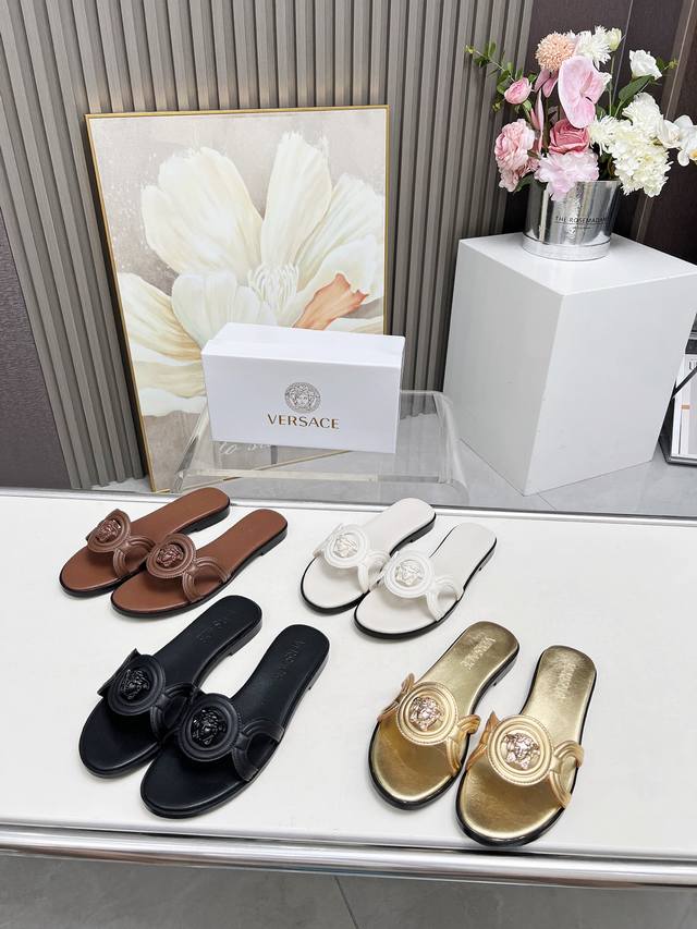 186一9 Versace 最新爆款 专柜原版鞋开模制作 原版五金扣开模 大牌明星最爱的奢侈品 面料：小牛皮 内里：羊皮 跟高8毫米 码数：35-43码。 44