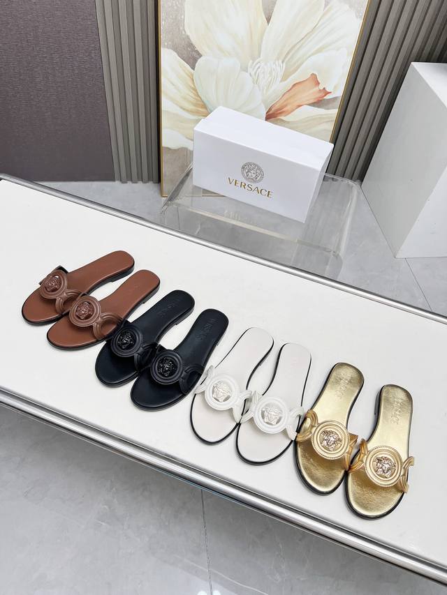 186一9 Versace 最新爆款 专柜原版鞋开模制作 原版五金扣开模 大牌明星最爱的奢侈品 面料：小牛皮 内里：羊皮 跟高8毫米 码数：35-43码。 44