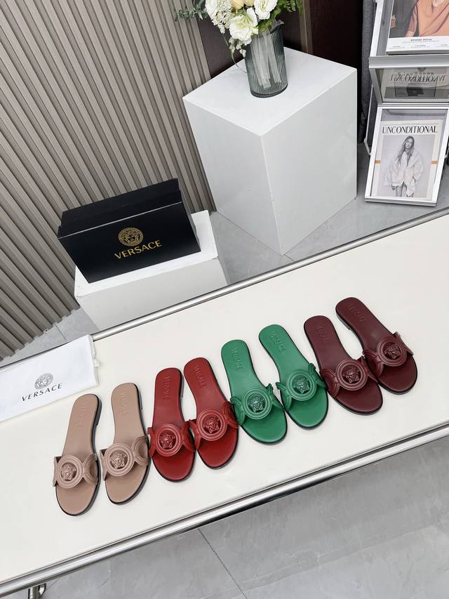 186一9 Versace 最新爆款 专柜原版鞋开模制作 原版五金扣开模 大牌明星最爱的奢侈品 面料：小牛皮 内里：羊皮 跟高8毫米 码数：35-43码。 44