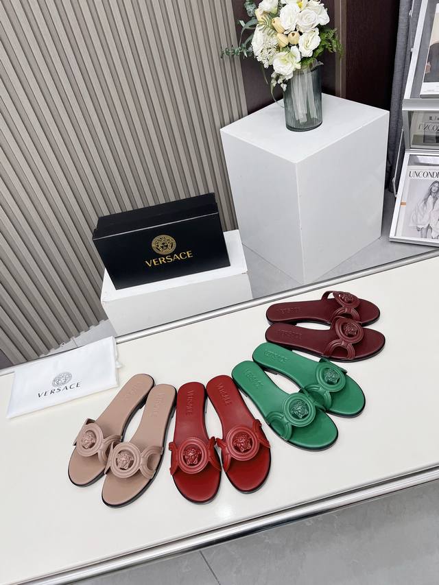 186一9 Versace 最新爆款 专柜原版鞋开模制作 原版五金扣开模 大牌明星最爱的奢侈品 面料：小牛皮 内里：羊皮 跟高8毫米 码数：35-43码。 44