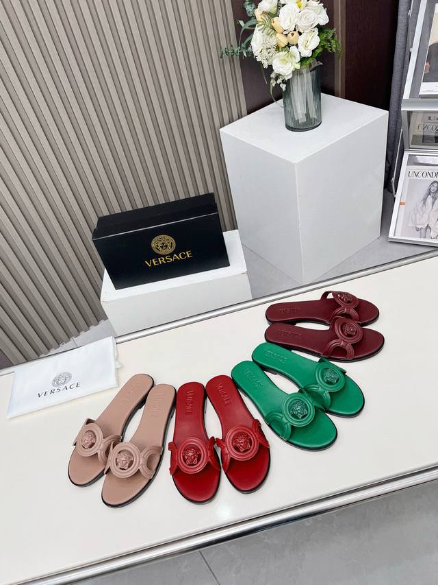 186一9 Versace 最新爆款 专柜原版鞋开模制作 原版五金扣开模 大牌明星最爱的奢侈品 面料：小牛皮 内里：羊皮 跟高8毫米 码数：35-43码。 44