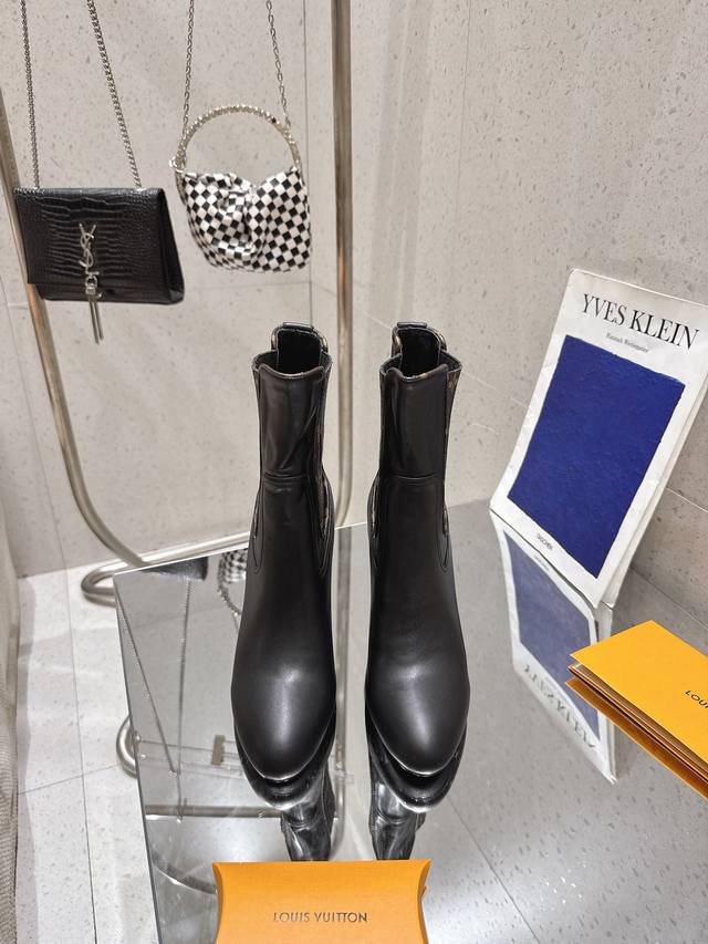 代购级！全配套包装 Loui& Vuitto& 本款梅花跟踝靴为柔软牛皮革，侧边条纹带着Lv标志让鞋子更有气质，再以顶级牛皮革包覆 ，彰显路易威登的经典设计之魅