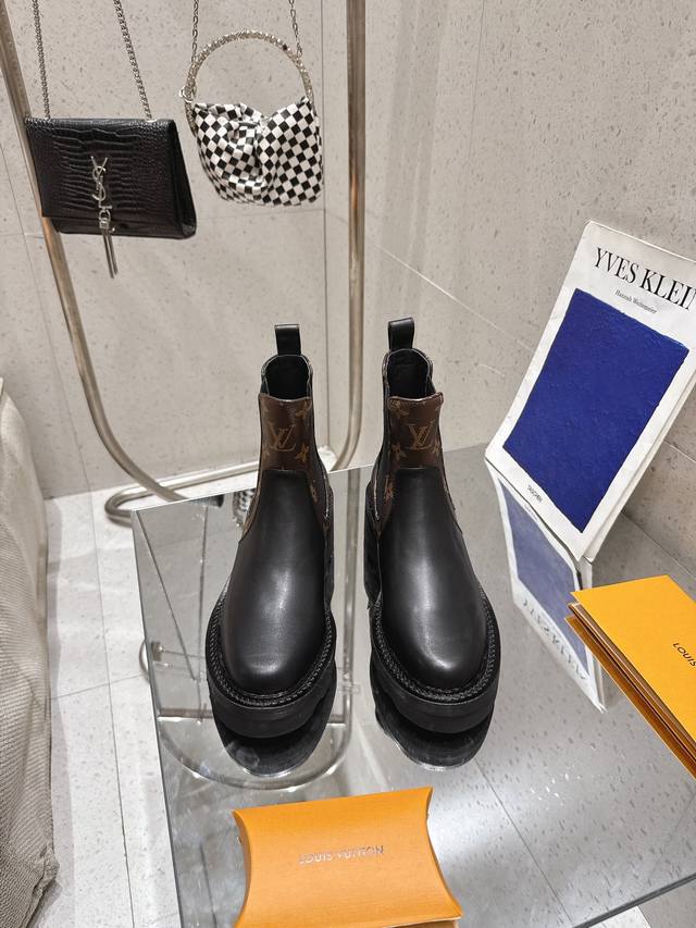 代购级！全配套包装 本款L Beaubourg 切尔西及踝靴拼接光滑牛皮革Monogram 帆布，以率性风姿回归潮流视野。凸纹微型外底厚实而不失轻盈质感，环绕沿