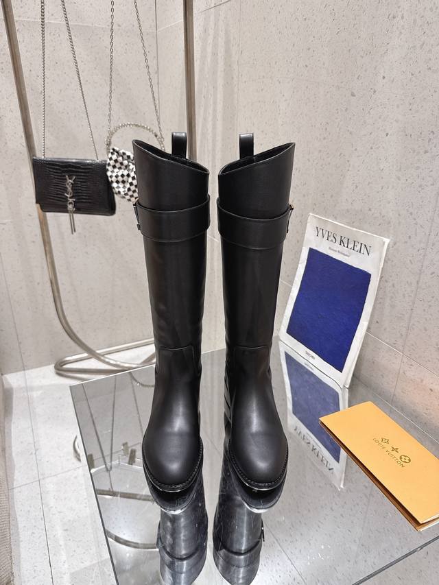 代购级！全配套包装 Loui& Vuitto& 秋冬新品短靴 驴家的靴子上脚都非常好看 鞋子高端皮料和围带恰到好处！侧面搭配Lv标志的金属扣精致特别 上脚非常显