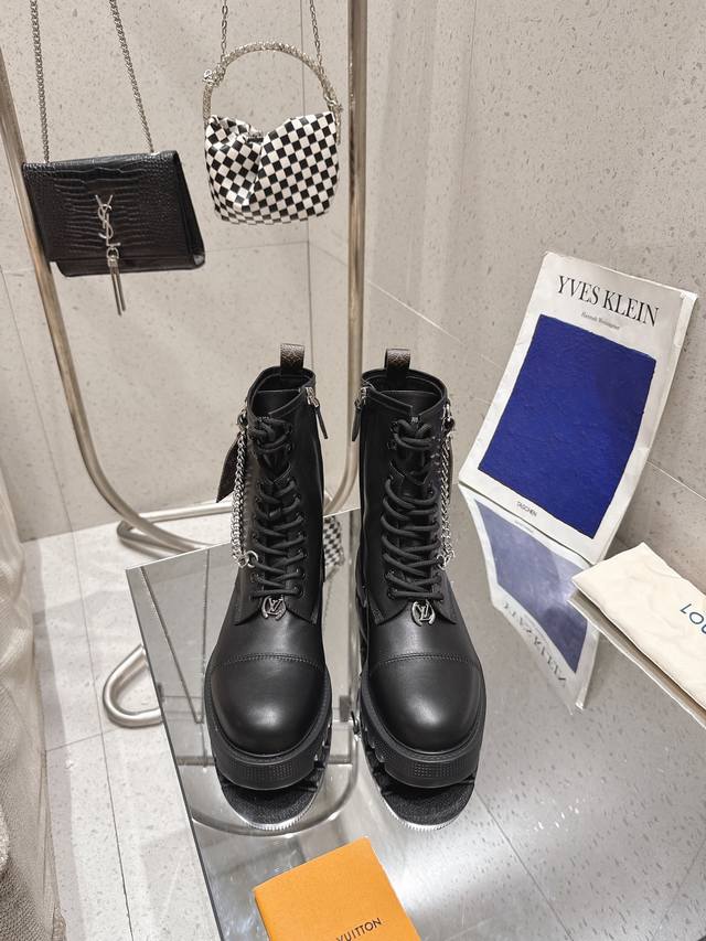 代购级！全配套包装 本款 District Ranger 及踝靴承载军旅灵感和路易威登的旅行传承，为舒软牛皮革鞋面点缀金属链条和 Monogram 帆布制成的行