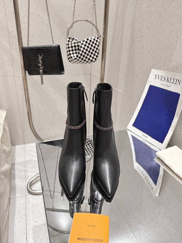 代购级！全配套包装 踝靴是一款优雅的款式，将柔软的小牛皮 Monogram 。鞋面采用时尚尖头设计，饰有银色金属标志，灵感源自历史悠久的路易威登旅行箱。该款式采