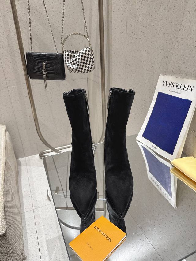 代购级！全配套包装 Loui& Vuitto& 本款 Legacy 及踝靴取材光滑牛皮革，搭配宛若品牌传统硬箱手柄的 Monogram 帆布饰带，致意路易威登的