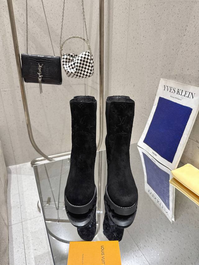 代购级！全配套包装 Loui& Vuitto& 本款Silhouette 及踝靴为柔软绒牛皮革局部压印 Monogram 图案，再以高弹力橡筋拼接鞋面，彰显路易