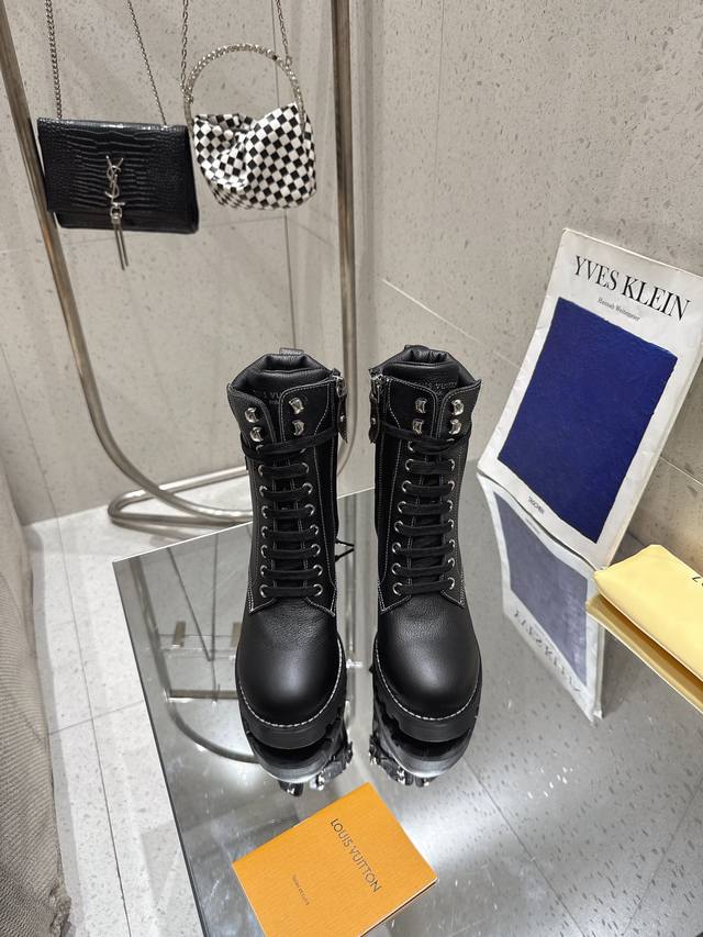 系带及踝靴 作为路易威登颇为瞩目的设计之一，本款 Star Trail 及踝靴以 Monogram 牛皮构筑经典造型。牛皮革饰边为军旅气质注入时尚格调，搭配金属