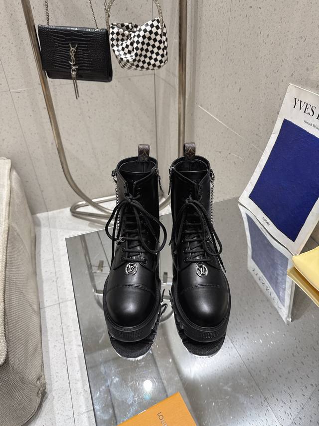 系带及踝靴 作为路易威登颇为瞩目的设计之一，本款 Star Trail 及踝靴以 Monogram 牛皮构筑经典造型。牛皮革饰边为军旅气质注入时尚格调，搭配金属