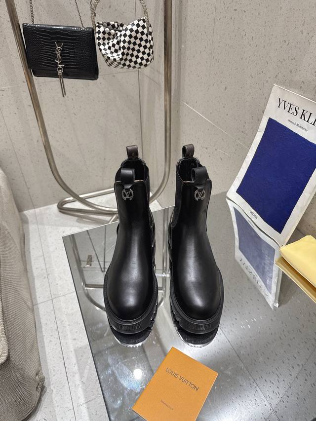 25Ss新款 顶级版本 Lv Capri 取材牛皮面料，为鞋面的 Lv 标识局部包覆皮革，呼应经典，超级百搭款，轻质鞋型结合皮革外底，兼具雅致外观和舒适体验。