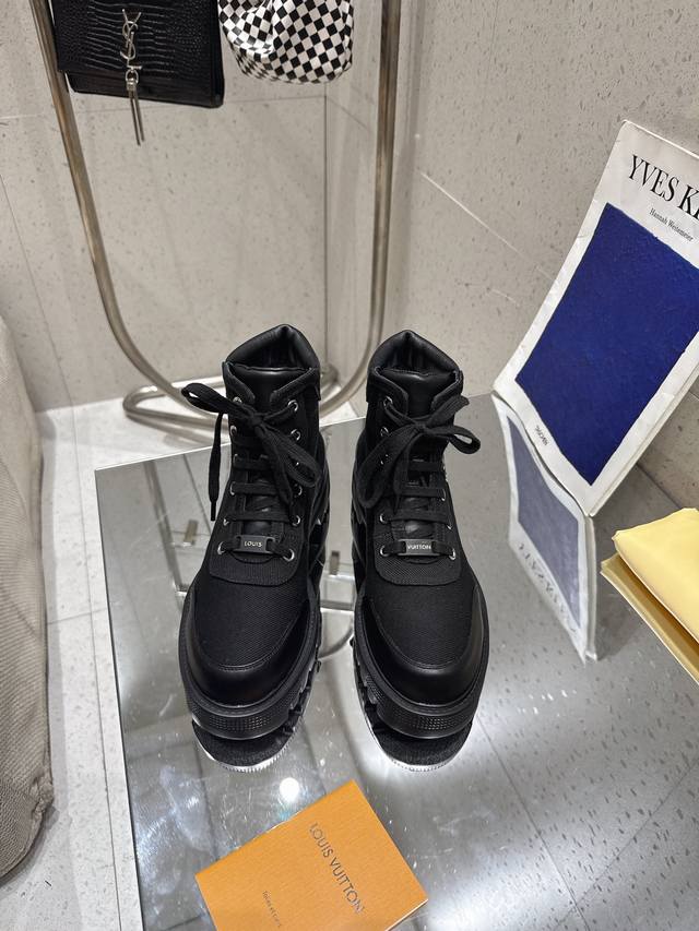 25Ss新款 顶级版本 Lv Capri 取材双料面料，为鞋面的 Lv 标识局部包覆皮革，呼应经典，超级百搭款，轻质鞋型结合皮革外底，兼具雅致外观和舒适体验。